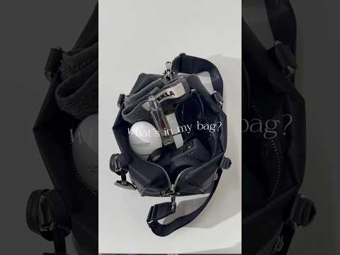 【russet】what's in my bag??ボストンバッグの中身をご紹介✨たくさん入るし、ツヤのあるナイロン素… サムネイル